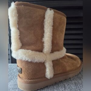 UGG Carter Womens Chestnut Sheepskin Boots Size 5